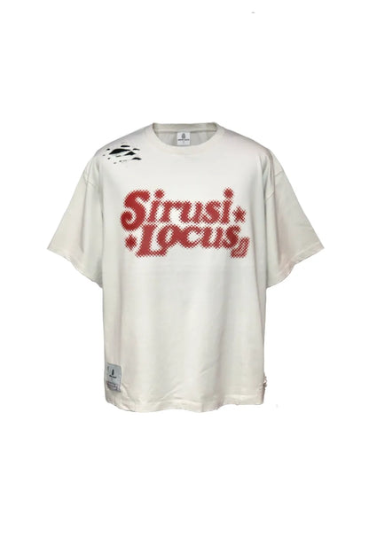 SIRUSI LOCUSのSIRUSI LOGOTYPE HALFTONE S/S TEE（WHITE）のフロントビュー。グレージュの生地に鮮やかな赤のハーフトーンロゴが映え、右肩と左裾のクラッシュ加工がエッジを効かせるストリートTシャツ。