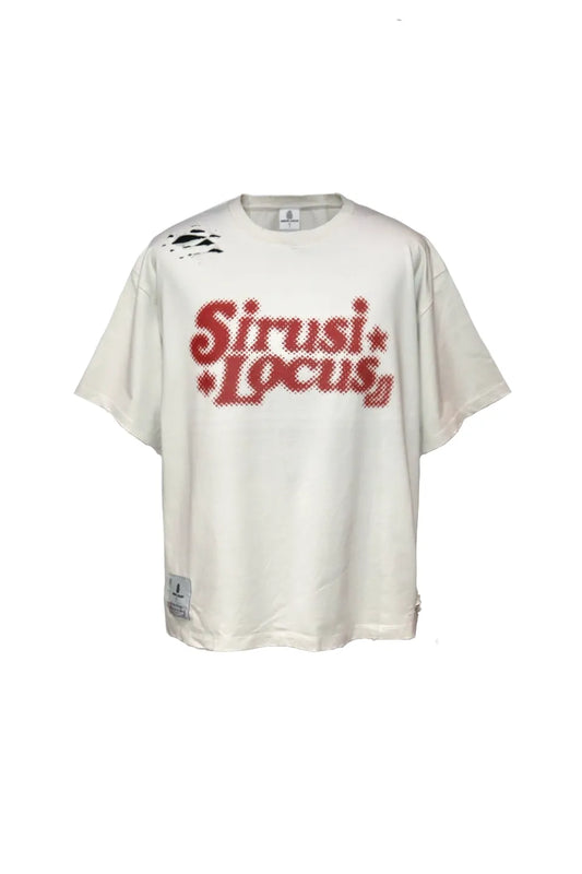 SIRUSI LOCUSのSIRUSI LOGOTYPE HALFTONE S/S TEE（WHITE）のフロントビュー。グレージュの生地に鮮やかな赤のハーフトーンロゴが映え、右肩と左裾のクラッシュ加工がエッジを効かせるストリートTシャツ。