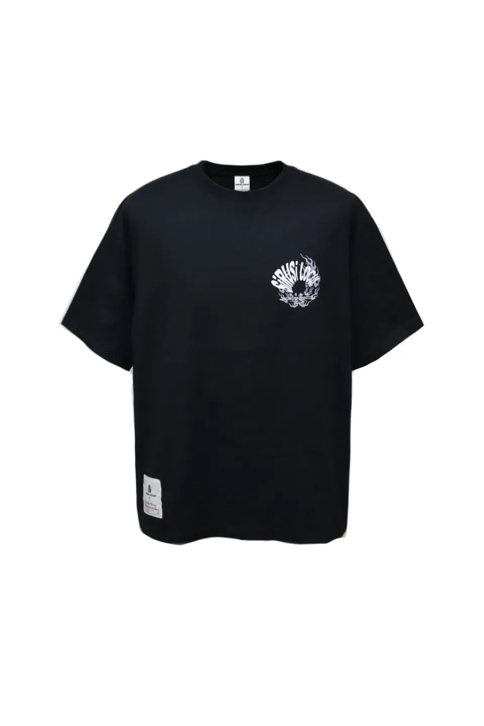 SIRUSI LOCUSの増情報騒S/S TEE（BLACK）のフロントビュー。しっかりとした厚みのある6.5オンスの黒い生地に、左胸の白いサークルグラフィックと裾のネームタグが引き締まった印象を与えるストリートTシャツ。