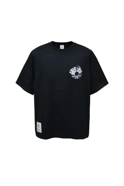 SIRUSI LOCUSの増情報騒S/S TEE（BLACK）のフロントビュー。しっかりとした厚みのある6.5オンスの黒い生地に、左胸の白いサークルグラフィックと裾のネームタグが引き締まった印象を与えるストリートTシャツ。