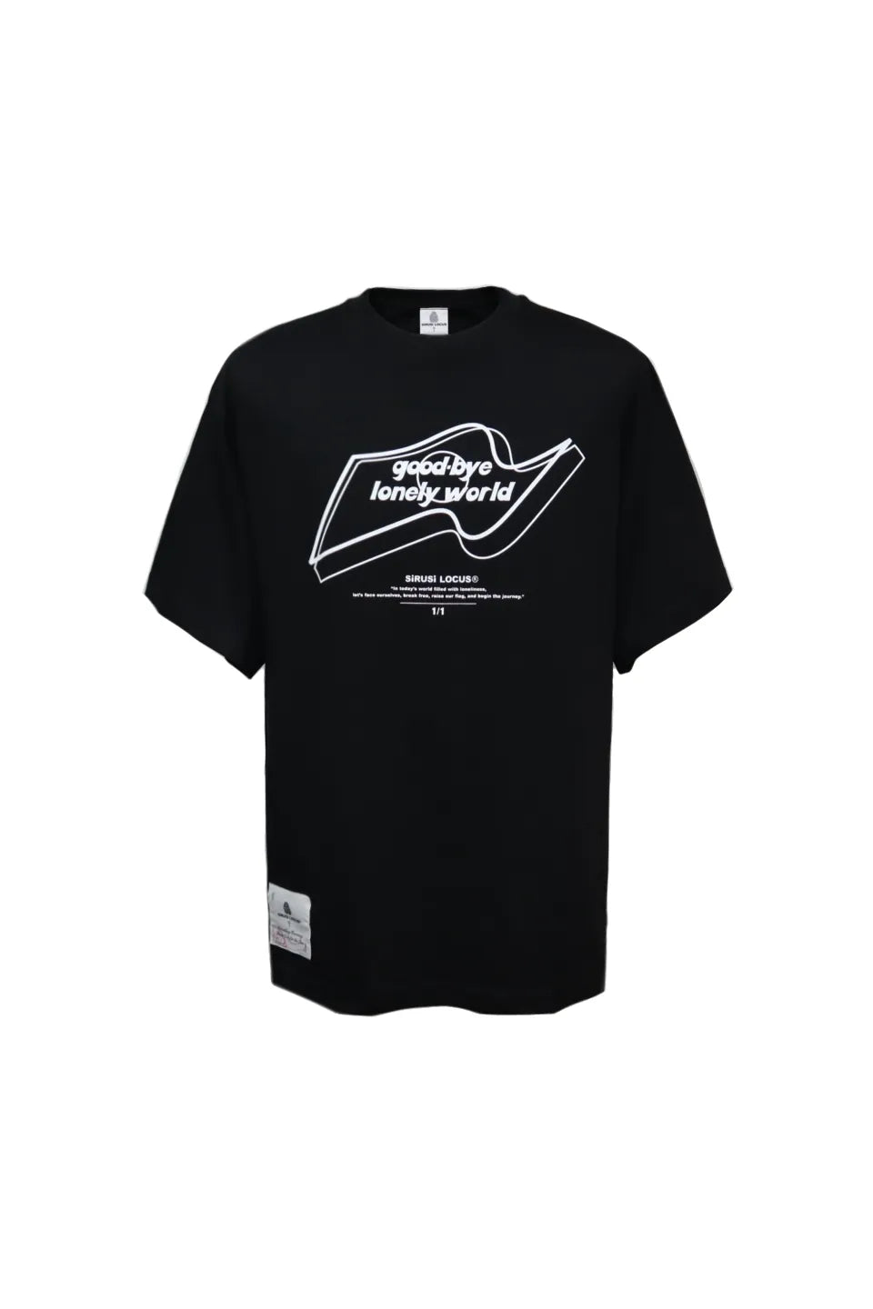 SIRUSI LOCUSのGOOD-BYE LONELY WORLD S/S TEE（BLACK）。フロントに白でフラッグ調の立体ロゴとメッセージグラフィックがプリントされた6.5オンスの黒Tシャツ。