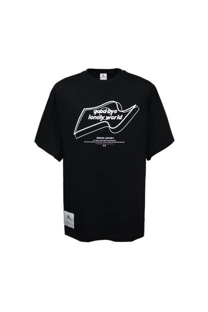 SIRUSI LOCUSのGOOD-BYE LONELY WORLD S/S TEE（BLACK）。フロントに白でフラッグ調の立体ロゴとメッセージグラフィックがプリントされた6.5オンスの黒Tシャツ。