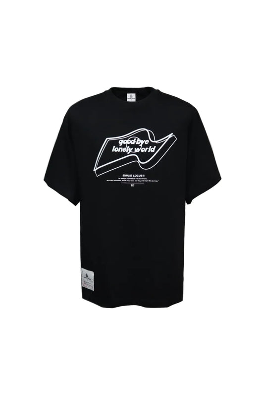 SIRUSI LOCUSのGOOD-BYE LONELY WORLD S/S TEE（BLACK）。フロントに白でフラッグ調の立体ロゴとメッセージグラフィックがプリントされた6.5オンスの黒Tシャツ。