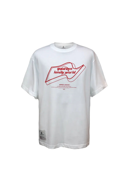 SIRUSI LOCUSのGOOD-BYE LONELY WORLD S/S TEE（WHITE）。白地に鮮やかな赤のラインアートグラフィックがシャープに映える、右裾にネームタグの付いたレギュラーシルエットTシャツ。