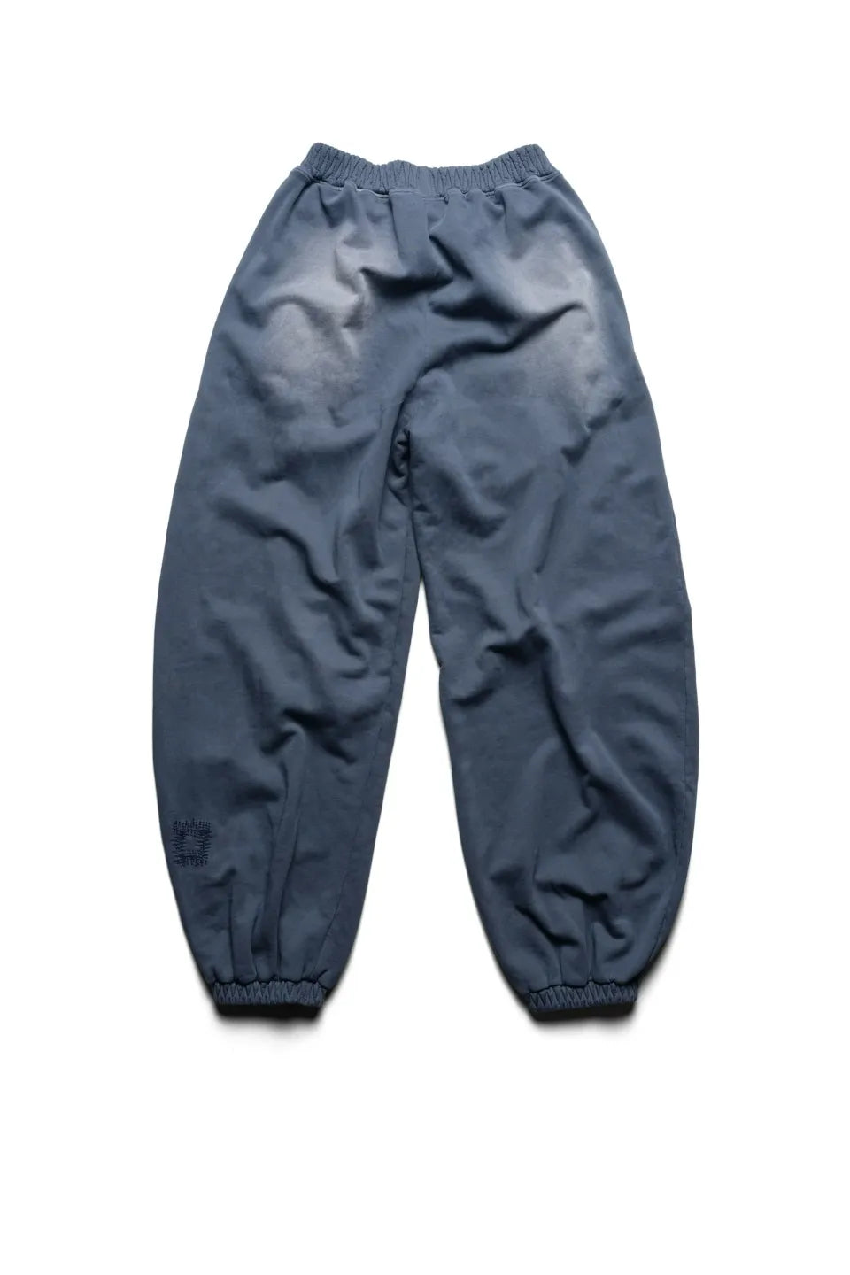 Racer WorldwideのBat Wing Sweatpantsのバックビュー。ヒップまわりの大胆なフェード（色褪せ）加工と、左裾付近のパッチワークがヴィンテージ感を漂わせる、ワイドシルエットの後ろ姿。