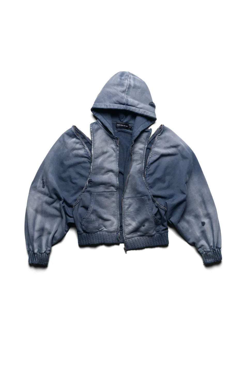 Racer WorldwideのBat Wing Hoodieのバックビュー。肩まわりの切り替えジップ構造と、フェード感のある独特な色落ち、背面のミニマルなダメージ加工が引き立つバックスタイル。