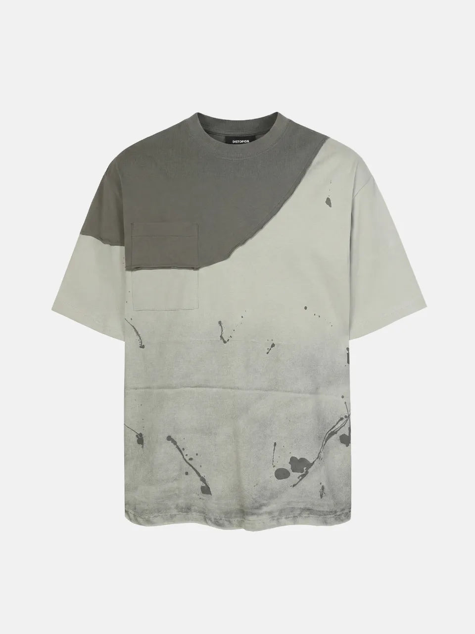 DistopionのFacade Splatter Tee。ウォッシュ加工が施されたライトグレー系のボディに、ダークトーンの切りっぱなしアシンメトリー胸パネルと同系色ポケット、全体に飛び散るような黒のインクスプラッターグラフィックがあしらわれた超厚手オーバーサイズTシャツ。