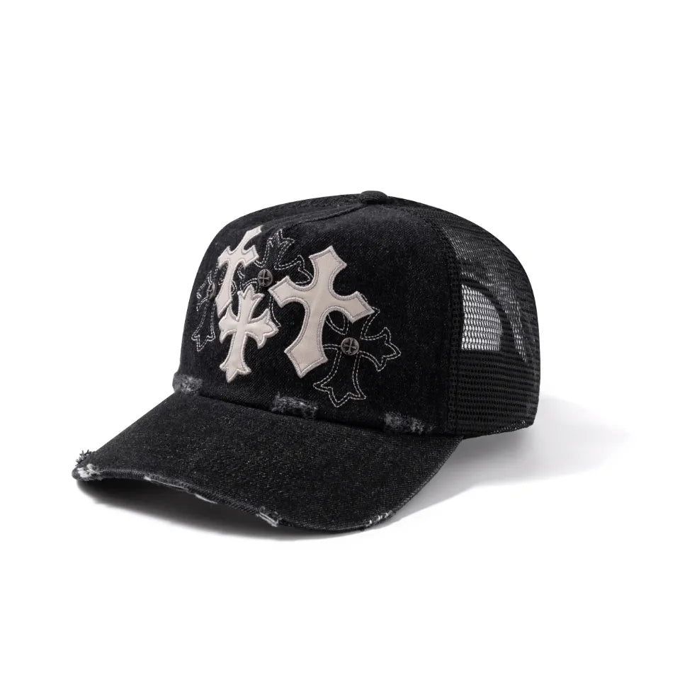 SUPPLIER Multiple Cross Denim Cap - Blackの全体像。フロントに3連のクロスパッチとクロス刺繍、メタルリベットがあしらわれた、ダメージ加工入りのブラックデニムメッシュキャップ