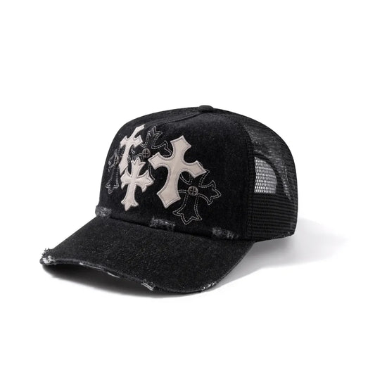 SUPPLIER Multiple Cross Denim Cap - Blackの全体像。フロントに3連のクロスパッチとクロス刺繍、メタルリベットがあしらわれた、ダメージ加工入りのブラックデニムメッシュキャップ