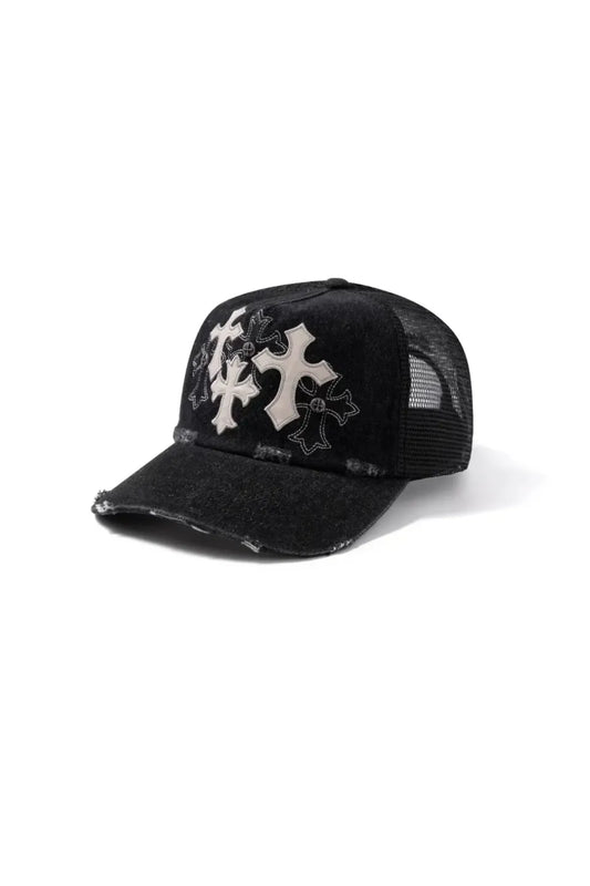 SUPPLIER Multiple Cross Denim Cap - Blackの全体像。フロントに3連のクロスパッチとクロス刺繍、メタルリベットがあしらわれた、ダメージ加工入りのブラックデニムメッシュキャップ