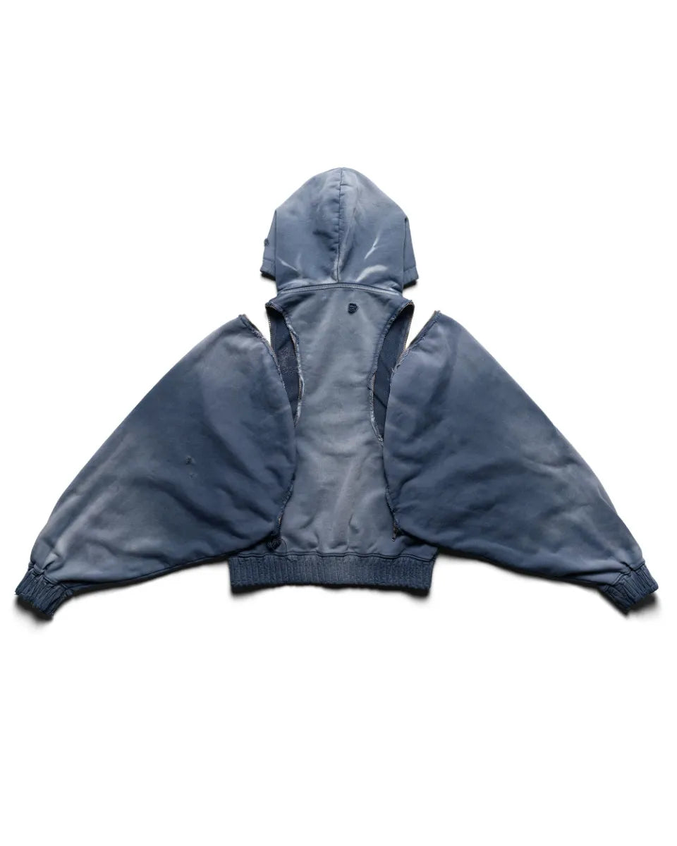 Racer WorldwideのBat Wing Hoodieのバックビュー。肩まわりの切り替えジップ構造と、フェード感のある独特な色落ち、背面のミニマルなダメージ加工が引き立つバックスタイル。