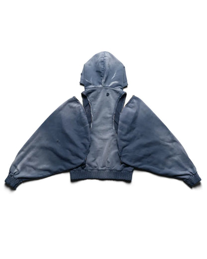 Racer WorldwideのBat Wing Hoodieのバックビュー。肩まわりの切り替えジップ構造と、フェード感のある独特な色落ち、背面のミニマルなダメージ加工が引き立つバックスタイル。