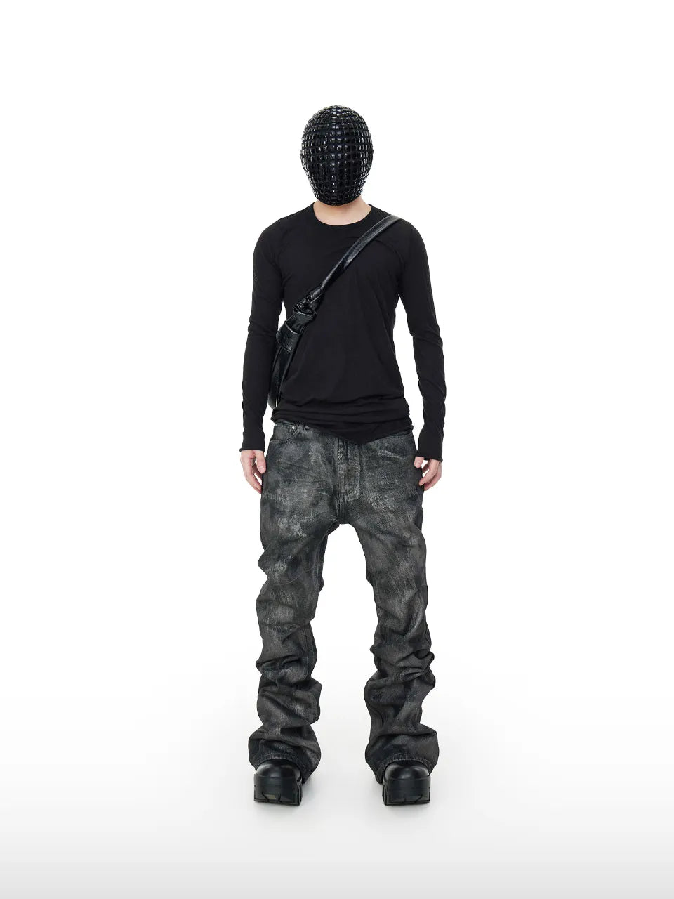 DistopionのCarbon Jeansを着用したモデルカット。黒の厚底ブーツにデニムの裾が溜まるスタックルック（クッション）の美しいフレアラインと、クラウドウォッシュの立体的なテクスチャーの着用イメージ。
