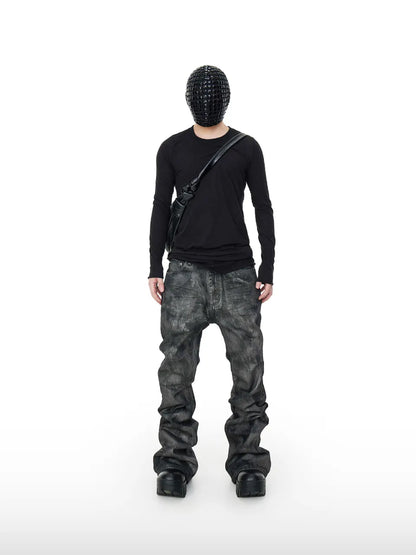 DistopionのCarbon Jeansを着用したモデルカット。黒の厚底ブーツにデニムの裾が溜まるスタックルック（クッション）の美しいフレアラインと、クラウドウォッシュの立体的なテクスチャーの着用イメージ。