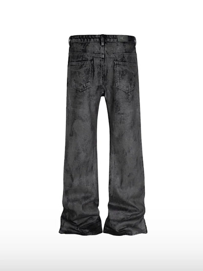 ： DistopionのCarbon Jeansのバックビュー。伝統的な5ポケットの配置と、ウエスト右側に配されたブランドロゴ入りのブラックレザーパッチ、全体の美しいフェード感が際立つ後ろ姿。