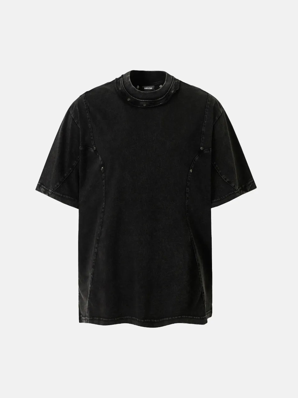 DistopionのCutout Collar Tee（ブラック）。モックネックの襟元にダメージ加工とメタルスタッズがあしらわれ、胸元や脇に曲線的なパネル切り替えステッチが施された、アシッドウォッシュ仕上げの黒のオーバーサイズTシャツ。