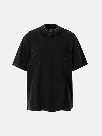 DistopionのCutout Collar Tee（ブラック）。モックネックの襟元にダメージ加工とメタルスタッズがあしらわれ、胸元や脇に曲線的なパネル切り替えステッチが施された、アシッドウォッシュ仕上げの黒のオーバーサイズTシャツ。