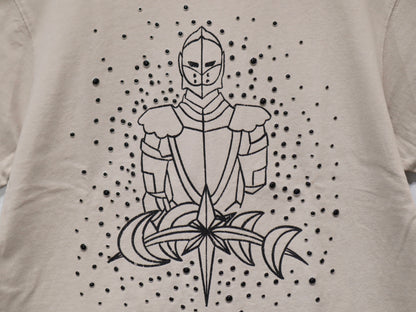 LUMINOUS DAWN SKETCH KNIGHT TEE - BEIGEのプリントとパール部分のアップ。