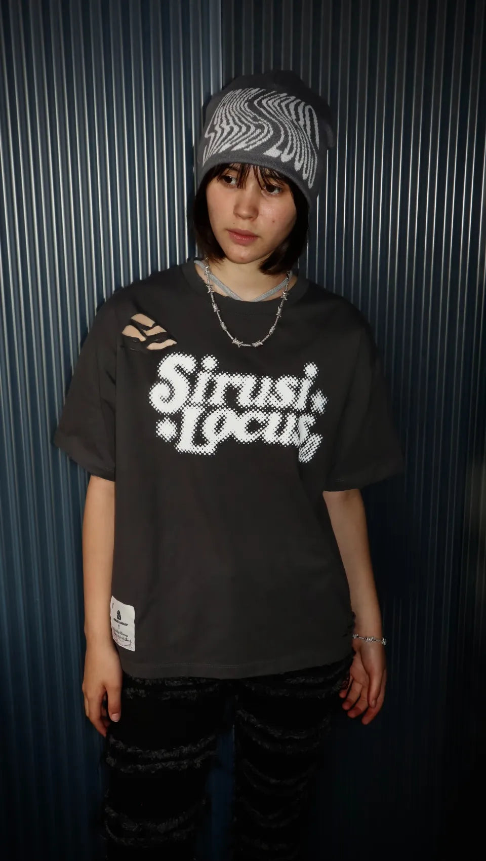 SIRUSI LOGOTYPE HALFTONE S/S Tee - SUMI
