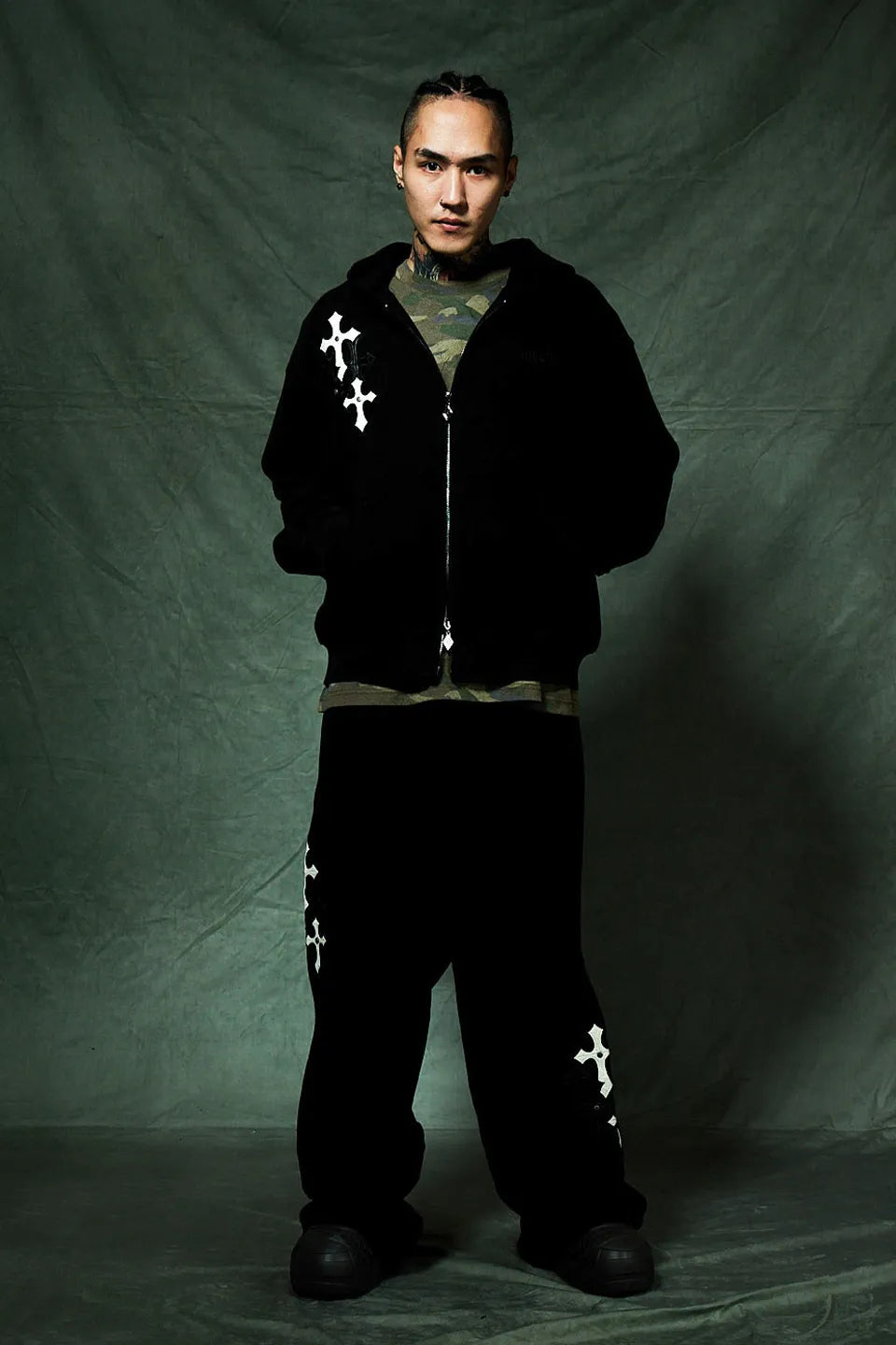 Multiple Cross Leather Patch Thermal Zip Hoodieの着用画像。Multiple Cross Leather Patch Loose Fit Sweat Pants を合わせたセットアップ風コーデ。