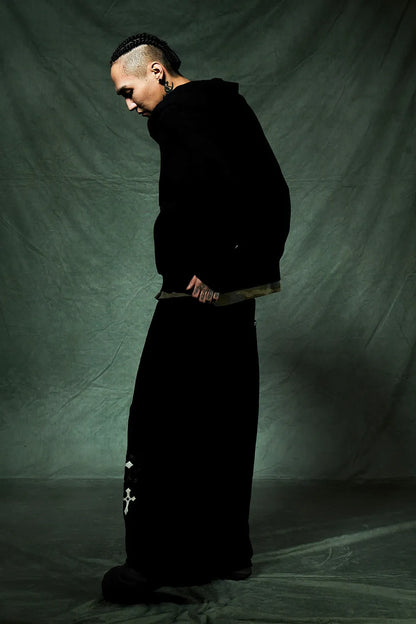 Multiple Cross Leather Patch Loose Fit Sweat Pants の着用画像。Multiple Cross Leather Patch Thermal Zip Hoodieを合わせたセットアップ風コーデ。