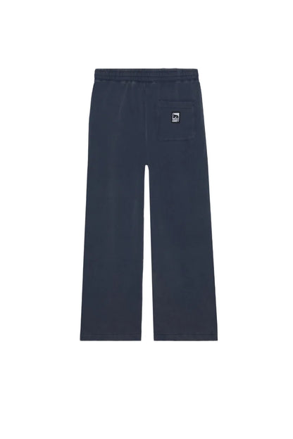 OBEY POST SWEATPANT ネイビーの背面平置き画像。バックポケットにアートパッチ付き。