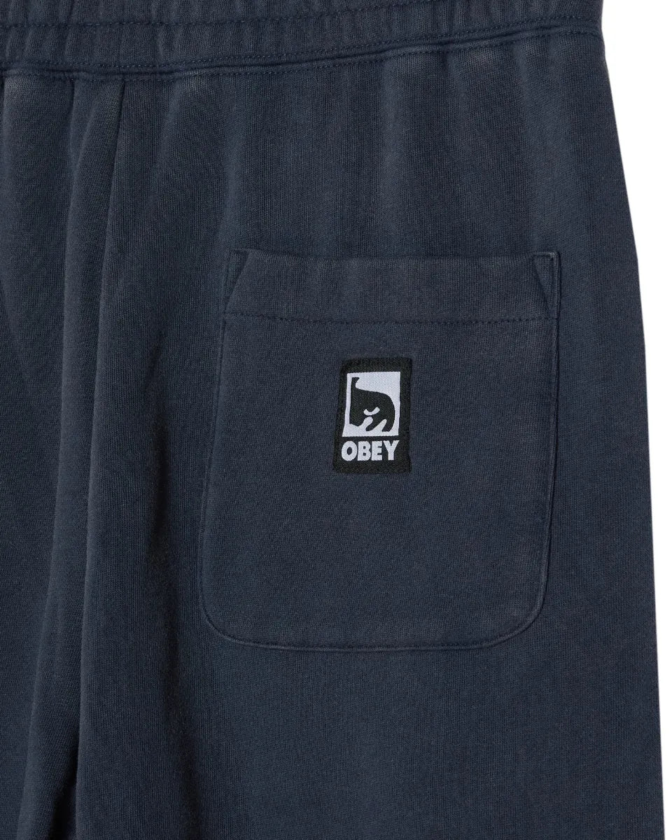 OBEY POST SWEATPANT ネイビーのバックポケットアップ画像。OBEYアートパッチのディテール。