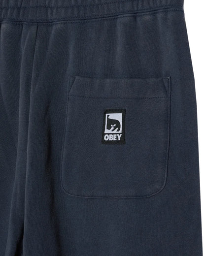OBEY POST SWEATPANT ネイビーのバックポケットアップ画像。OBEYアートパッチのディテール。