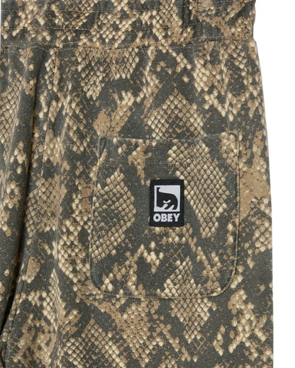 OBEY POST SWEATPANT ネイビーのバックポケットアップ画像。OBEYアートパッチのディテール。