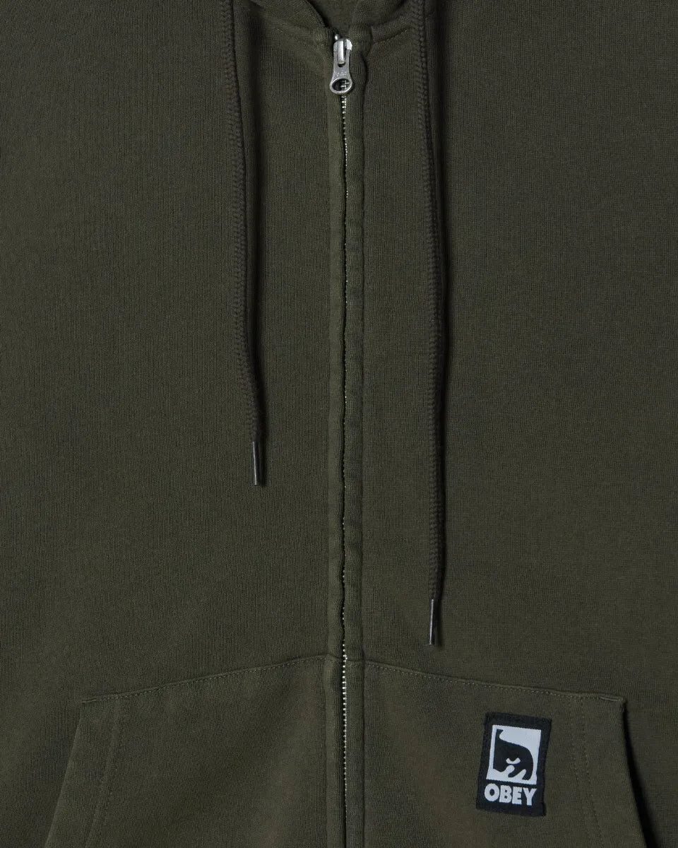 OBEY POST ZIP HOOD ダスティブラックオリーブの胸元・ポケットアップ画像。