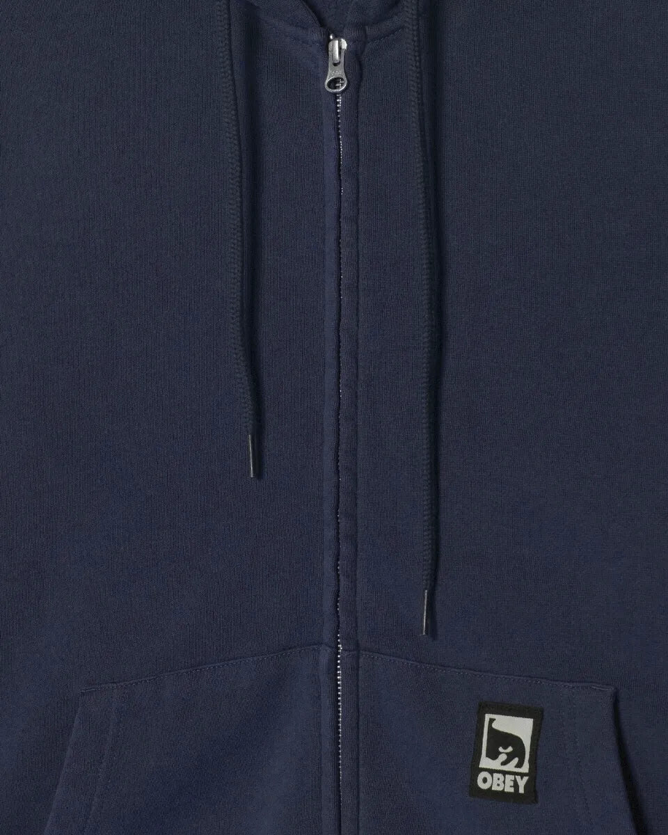OBEY POST ZIP HOOD ネイビーの胸元・ポケットアップ画像。ダブルジップとOBEYアートラベルのディテール。