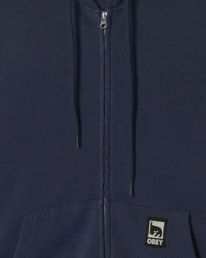 OBEY POST ZIP HOOD ネイビーの胸元・ポケットアップ画像。ダブルジップとOBEYアートラベルのディテール。
