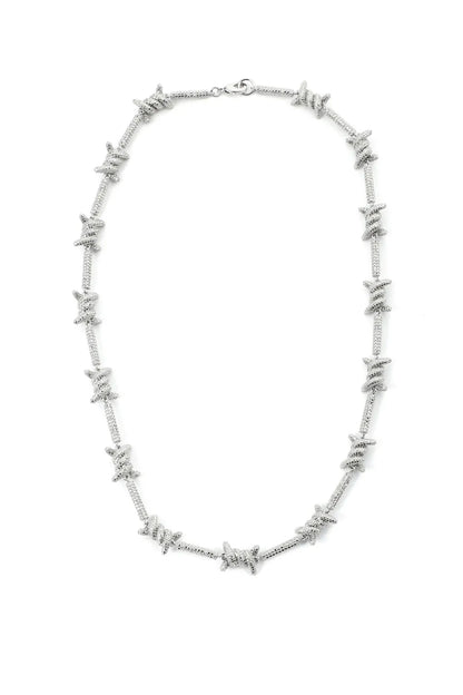 $ole only Barbed Wire Motif Necklaceの全体画像。有刺鉄線のコマが連なる独創的なデザインと、特別カットのジルコニアが放つ虹色の輝き。