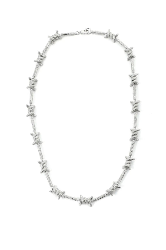 $ole only Barbed Wire Motif Necklaceの全体画像。有刺鉄線のコマが連なる独創的なデザインと、特別カットのジルコニアが放つ虹色の輝き。