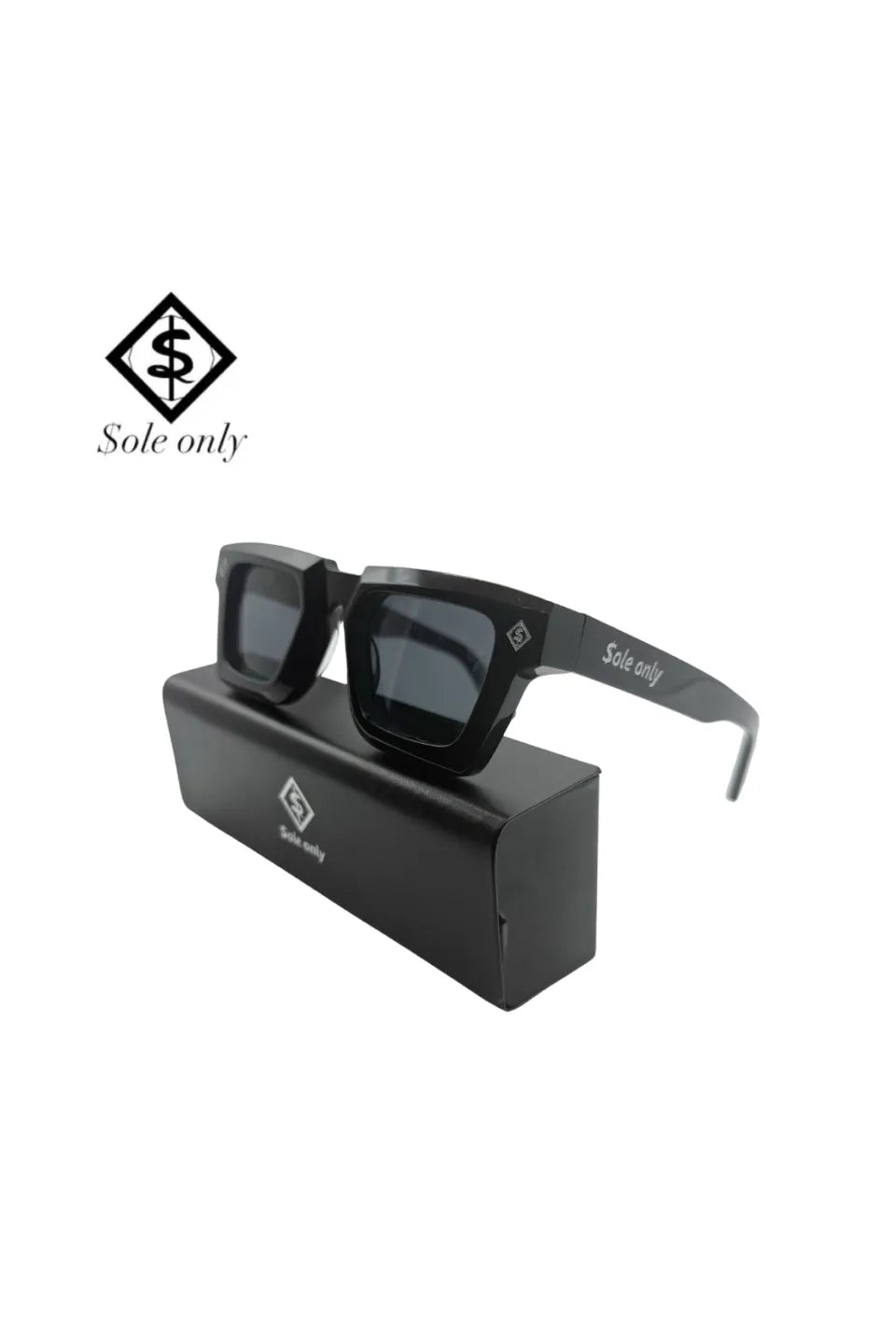 $ole only Monarch Square Sunglassesの斜めショット。フロントサイドにあしらわれた菱形のロゴパーツと、光のぎらつきを抑える黒の偏光レンズ。