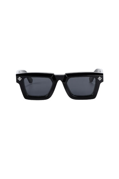 $ole only Monarch Square Sunglassesの正面。フロントサイドにあしらわれた菱形のロゴパーツと、光のぎらつきを抑える黒の偏光レンズ。