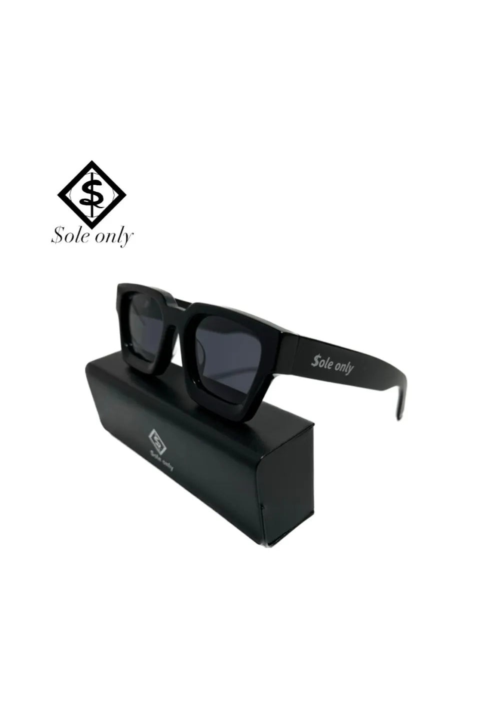 $ole only Square Retro Sunglasses - Blackの全体像。ボリューム感のある黒のレトロフレームと、テンプルに刻印されたオリジナルロゴ。