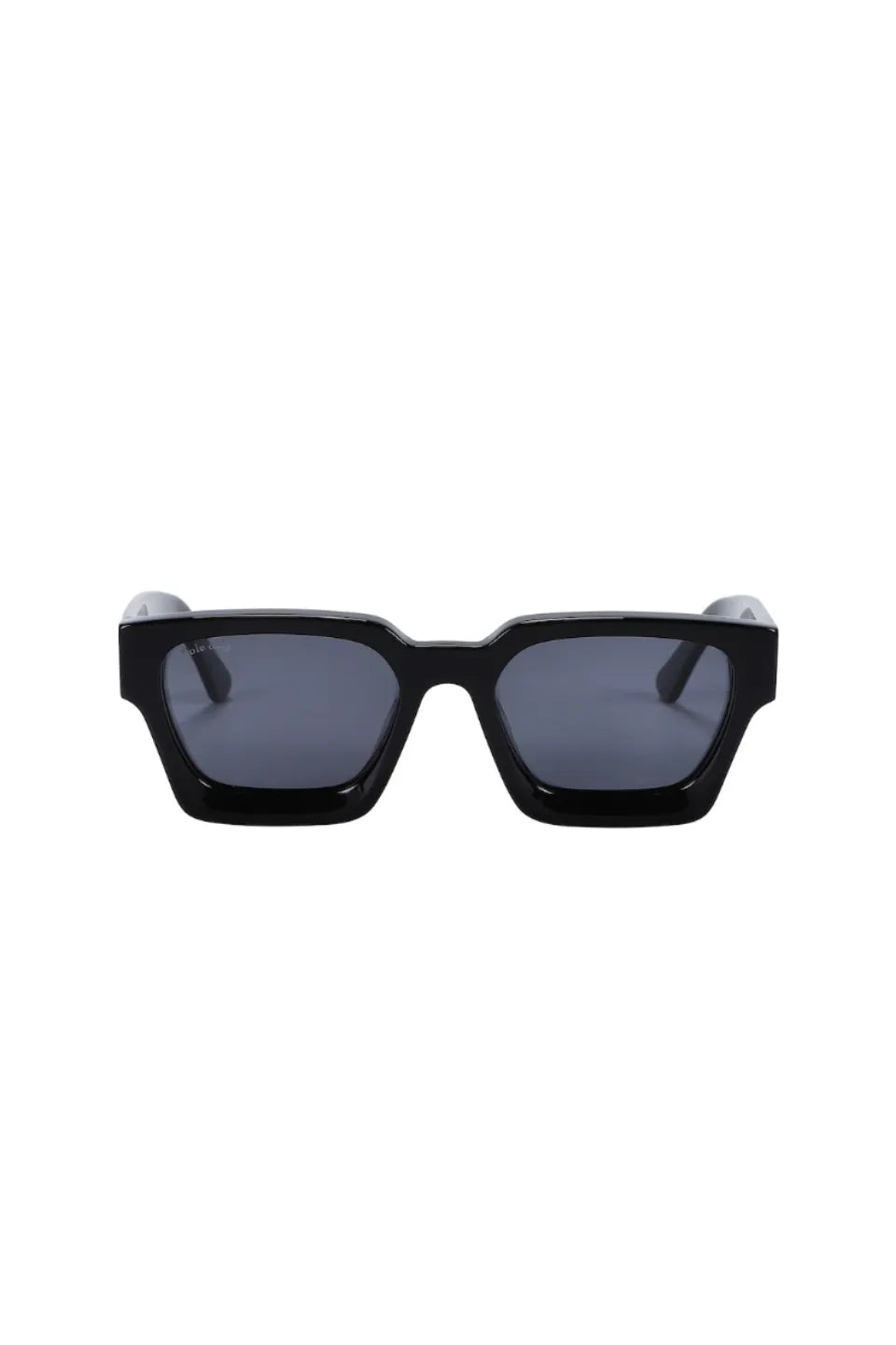 $ole only Square Retro Sunglasses - Blackの正面。ボリューム感のある黒のレトロフレームと、レンズにオリジナルロゴ。