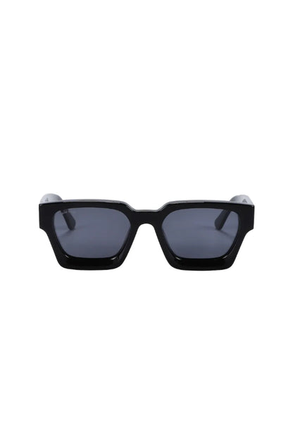 $ole only Square Retro Sunglasses - Blackの正面。ボリューム感のある黒のレトロフレームと、レンズにオリジナルロゴ。