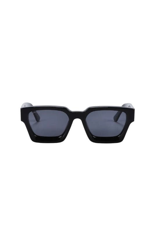 $ole only Square Retro Sunglasses - Blackの正面。ボリューム感のある黒のレトロフレームと、レンズにオリジナルロゴ。