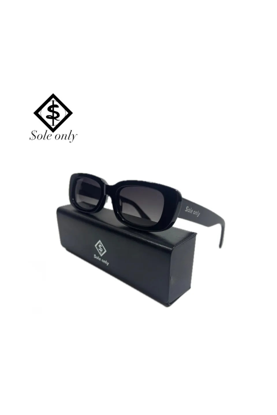 $ole only Square Sunglasses - Black。男女問わず使えるクラシカルなボリュームフレームと、反射を抑える黒の偏光レンズ。