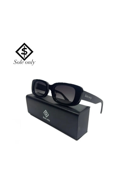$ole only Square Sunglasses - Black。男女問わず使えるクラシカルなボリュームフレームと、反射を抑える黒の偏光レンズ。