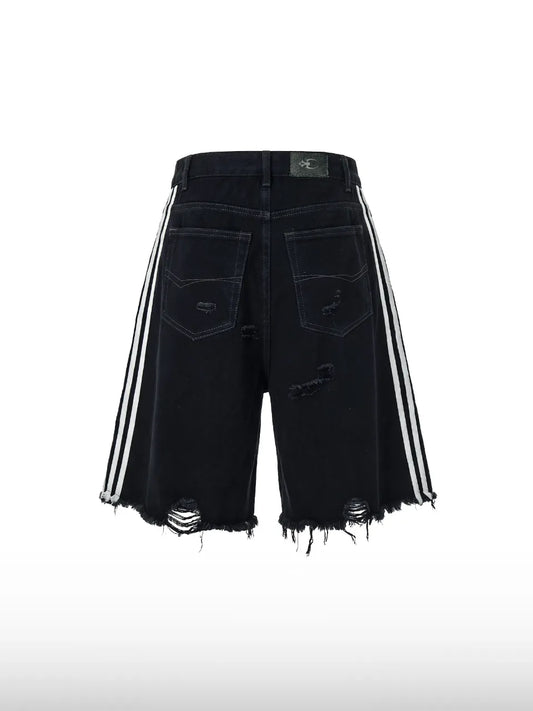 DistopionのRipped Shortsのバックフラットレイ画像。左右のヒップポケットに施された控えめなダメージ、ウエスト右側のブランドロゴが入ったメタリックパッチ、そしてサイドの白いストライプと裾の切りっぱなしディテール。