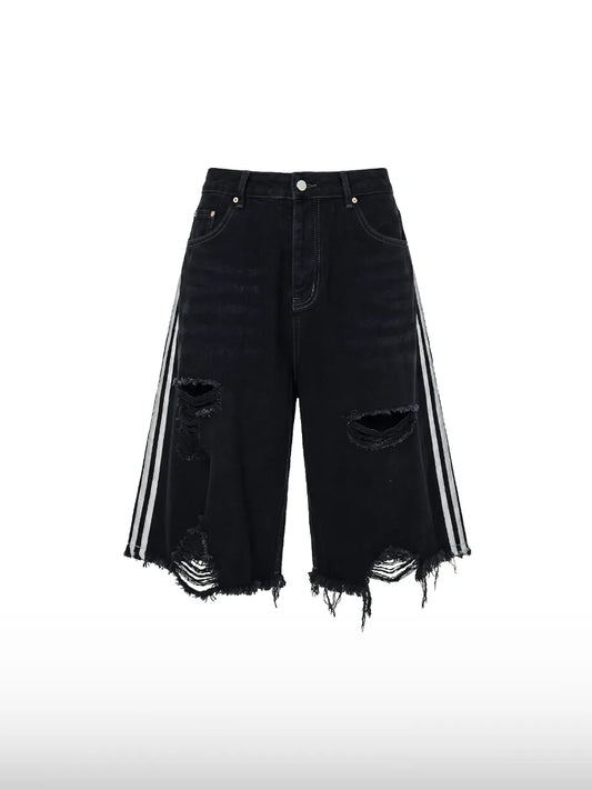 DistopionのRipped Shortsのフロントフラットレイ画像。しっかりとした肉厚のブラックデニムに、左右非対称なクラッシュ加工と裾の激しいフリンジ、そして両サイドに走る白い3本ラインが特徴のワイドハーフパンツ。