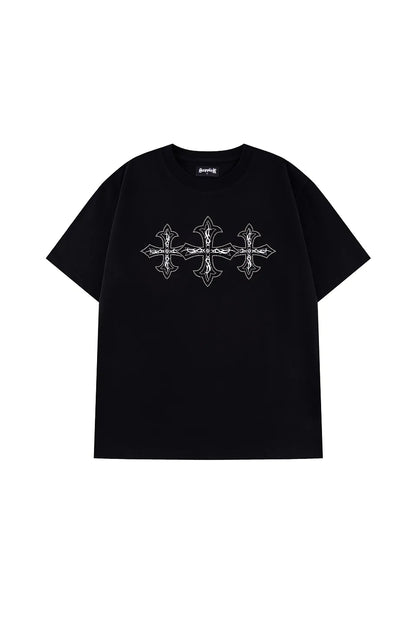 Rhinestone Triple Cross Tee - BLACKの正面。ラインストーンと刺しゅうで表現されたトリプルクロスとトライバルのグラフィック。