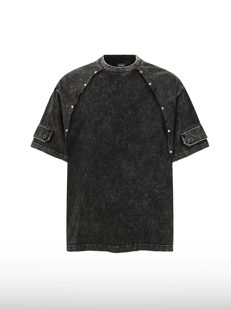 DistopionのShatter Point Rivet Tee。アシッドウォッシュ加工による独特のムラ感がある黒のオーバーサイズTシャツ。首元から両肩にかけて配置された金属製スナップボタンと、両袖のカーゴポケットが特徴的なフロントビュー。