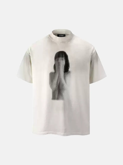 DistopionのSpectral Phantom Tee（ホワイト）。顔を覆った人物のグラフィックが黒くボカされてプリントされた、やや生成りがかった白のルーズフィット・オーバーサイズTシャツのフロントビュー。