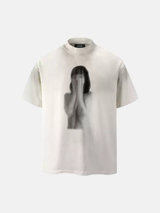 DistopionのSpectral Phantom Tee（ホワイト）。顔を覆った人物のグラフィックが黒くボカされてプリントされた、やや生成りがかった白のルーズフィット・オーバーサイズTシャツのフロントビュー。
