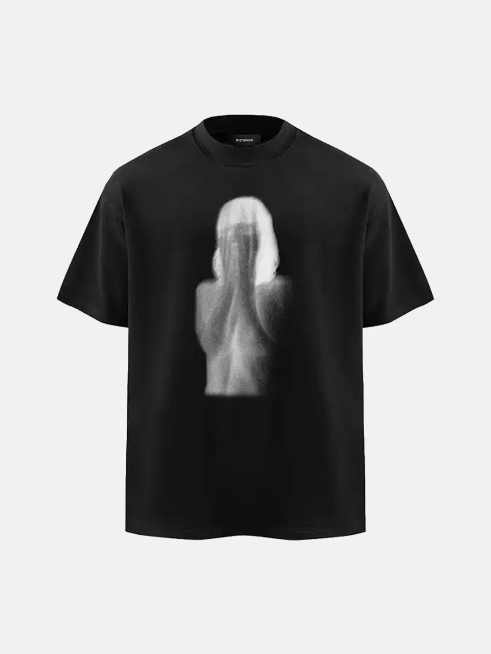 DistopionのSpectral Phantom Tee（ブラック）。黒いボディの中央に、顔を覆う人物のグラフィックが白く浮かび上がるようにボカしてプリントされた、ドロップスリーブ仕様の黒のオーバーサイズTシャツ。