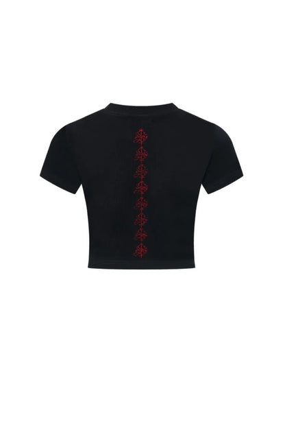Supbaby by SUPPLIERのPetit Cross Rhinestone Cropped Tee（BLACK）のバック。背面のセンターラインに沿って、赤いクロスのラインストーンが縦一列に配置された後ろ姿。